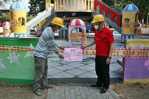 嘉義市政府22日宣布,即日起公園內兒童遊戲場、體健設施、涼亭、羽毛球場與籃球場全面封閉。圖/嘉義市政府提供