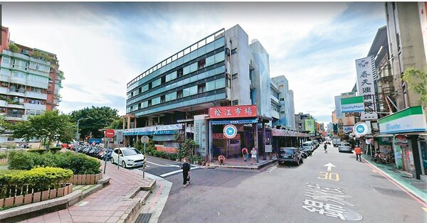 台北市松江市場位處中山區熱鬧商圈，生活機能完善，周邊住宅平均每坪成交價約59.3萬元，相對親民，吸引自住客進駐。圖／Google Map