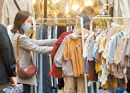 本土疫情升溫,學者稱GDP能保4%就了不起了。(本報資料照片)