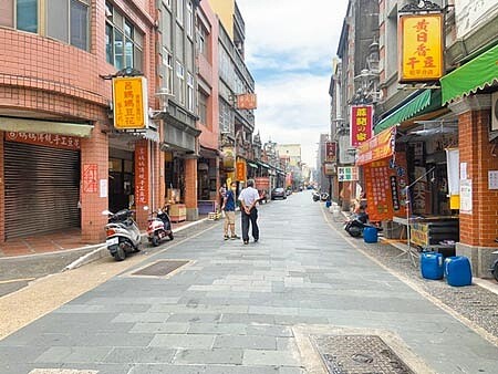 大溪老街22日店家、攤販幾乎都沒營業,完全沒遊客。(呂筱蟬攝)