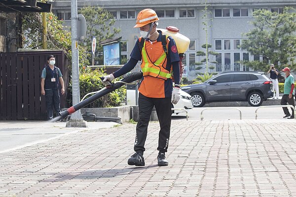 中央流行疫情指揮中心今公布確診與校正回歸個案，新北市384例最多新北市衛生局表示，依指揮中心修訂記者會個案資料發布原則，即日起不再每天公布確診個案足跡。圖為新北市府在各區擴大消毒。圖／聯合報系資料照片 