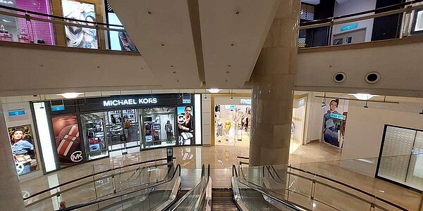 新光三越、遠東百貨、微風廣場、SOGO共採營業縮時、實聯制防疫。圖/中時資料照片