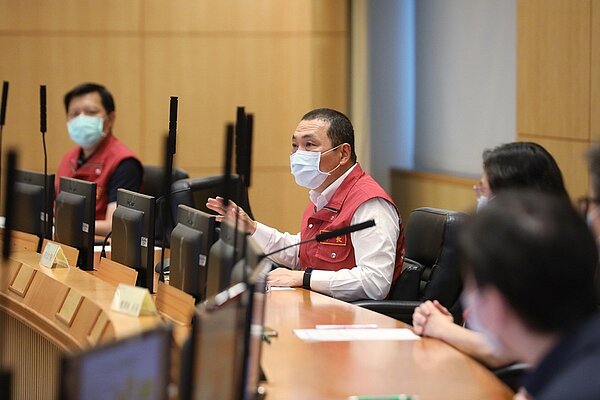 面對確診數上升,新北市急需提升醫療量能,新北市長侯友宜宣布將專案補助因照護COVID-19確診個案而染疫的醫護人員,予以補助10萬元。圖/新北市政府