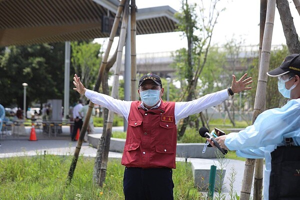 新北市長侯友宜呼籲民眾別再出門趴趴走,待在家裡最安全。圖/新北市新聞局提供