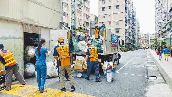 雙北15日起率先升級三級警戒,民眾多改外送或外帶,造成新北市垃圾量大暴增。(新北市環保局提供/許哲瑗新北傳真)