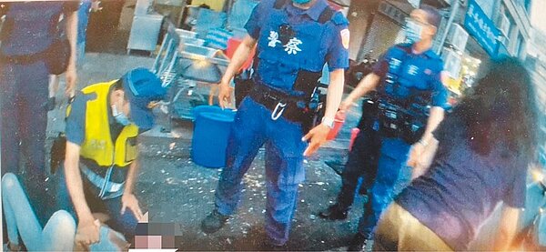 邱姓辣妹(左)23日在高雄1家碗粿店因未戴口罩被店家拒賣,離開經過隔壁的排骨酥店,想起先前停車糾紛,跑進店裡抱怨,最後與該店林姓老闆娘(右)演變成互扯頭髮。(翻攝照片/劉宥廷高雄傳真)