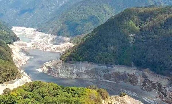 德基水庫23日蓄水量僅剩1.21%,水位下探至1322.25公尺。(民眾提供/陳淑娥台中傳真)