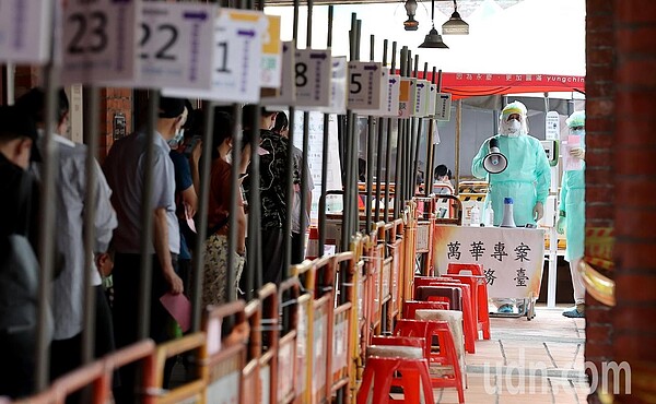 國內新冠肺炎疫情嚴峻,前一星期共累計2365例本土確診,萬華剝皮寮快篩站昨天上午仍有許多民眾排隊等候篩檢。記者余承翰/攝影