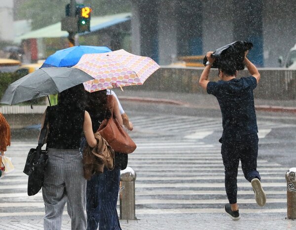 中央氣象局5月23日預報一周天氣，未來將受到鋒面影響，雖無法帶來連日大雨一除旱象，但會讓台灣天氣變得不穩定、午後雷雨也會增多，民眾出門記得攜帶雨具。 聯合報系資料照片／記者潘俊宏攝影