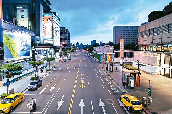 全國疫情三級警戒後的首個周日,過去人車雜沓的北市信義鬧區人車銳減,異常冷清。記者侯永全/攝影