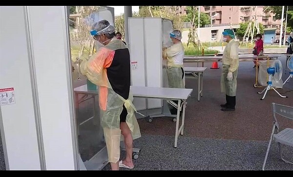 朱智凱痛批新北市竟讓醫護只穿雨衣就為民眾篩檢,但新北市衛生局回應,篩檢站同仁穿的是「防潑水醫療防護衣」,並非雨衣。圖/擷自朱志凱臉書