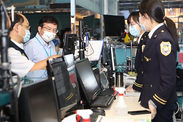 交通部長王國材(左2)23日前往松山機場與桃園機場視察清消作業。圖/交通部提供