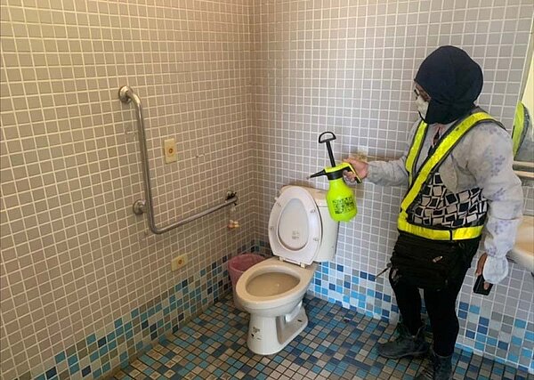 防疫兼顧民眾需求,高雄公園公廁開放加密清潔消毒。圖/高雄市工務局提供