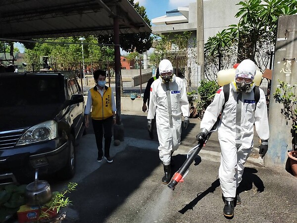 今天陸軍36化學兵群上午從田中鎮的龍江館出發，將對全鎮22里進行大消毒。記者林宛諭／攝影 