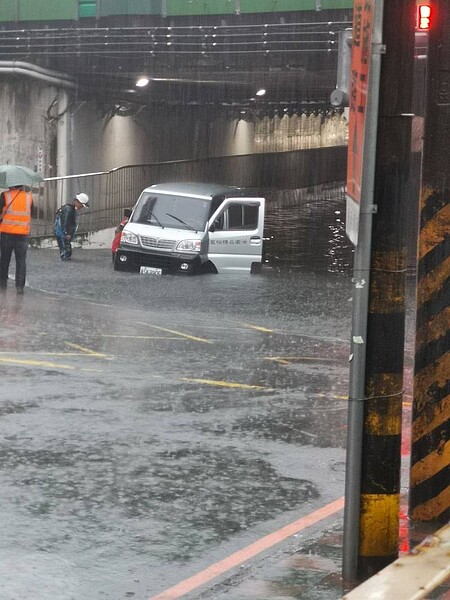 新北市汐止中興路涵洞瞬間豪大雨，導致路面淹水。圖／翻攝臉書汐止集團