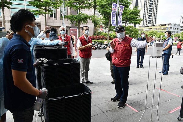 新北市長侯友宜視察熱區防疫狀況。圖/新北市新聞局提供