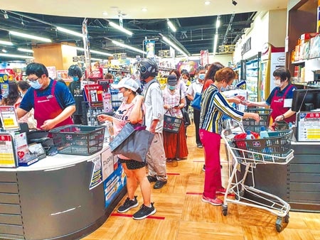 超市龍頭全聯在董事長林敏雄快速拍板下，將於5月25日再度發放「防疫慰勞金」給全體2萬多名員工，每人加發半個月薪資。 （本報資料照片）