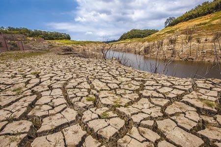 苗栗永和山水庫蓄水量剩2.1％，已可看到底泥，水情很緊急。（羅浚濱攝）