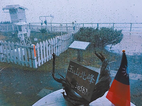 玉山群峰24日下雨,希望能燒熄杜鵑營地火災。(謝新添提供/廖志晃南投傳真)