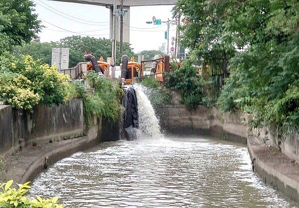 桃園3灌區農田水稻缺水灌溉，農水署桃園管理處展開茄苳5溪抽水大作戰救援灌溉。記者曾增勳／翻攝