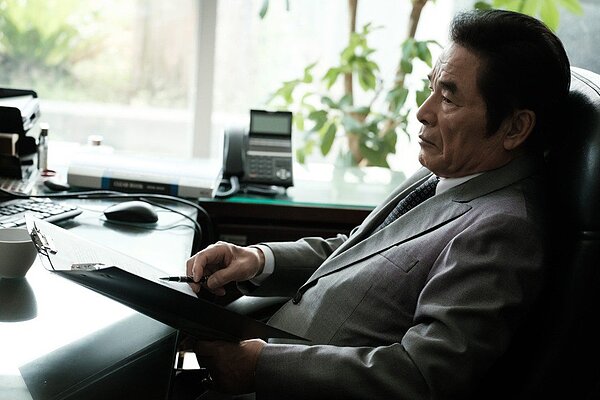 雷洪在新戲「日蝕遊戲」飾演一家企業董事長。圖/民視提供