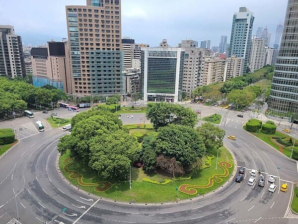 敦化南北路過去曾有3座圓環，如今僅存仁愛圓環。圖／台北市工務局提供