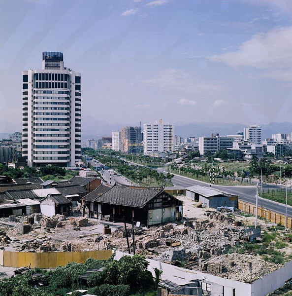 敦化南北路開闢過程曲折，拆遷林安泰古厝在當時曾引起爭議。圖／文化部國家文化資料庫提供