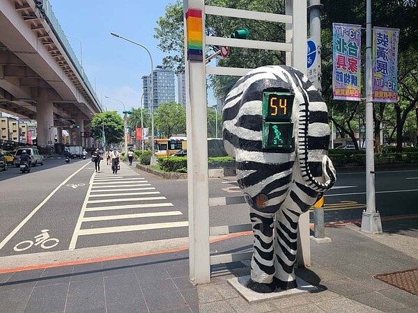 敦化南北路在2000年設立的敦化藝術通廊，透過公開徵選及民眾參與投票的方式，選出了9座各具創作理念的景觀公共藝術，分散設置在敦化南北路上。圖／台北市工務局提供