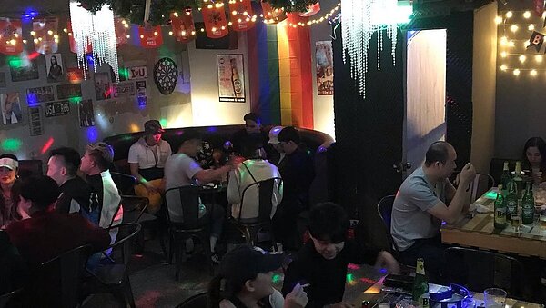 高雄一家酒吧雖然環保局稽查16次未檢出噪音超標,但法官認為有多名住戶報警指控,認定業者音響已影響住戶安寧,盼業者須賠償3萬元給鄰居。圖/翻攝自酒吧業者臉書