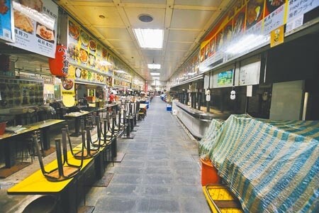 新冠肺炎疫情持續延燒,全台防疫進入三級警戒並呈現「類封城」狀態後,再加上餐飲業全面禁止內用,士林市場地下美食街店家25日多為暫停營業,僅剩少數與外送平台合作的店家苦撐。(杜宜諳攝)
