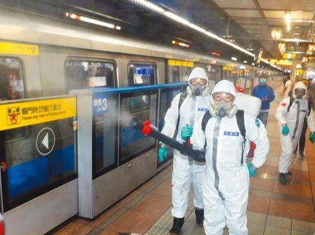 近來防疫保單，多數提供「住院醫療保險金」，但宥於現行醫療量能吃緊，輕症將送至「加強版集中檢疫所」隔離，可否申請住院醫療保險金理賠恐生爭議。圖為國軍化學兵25日持續加強台北捷運龍山寺、西門站等站消毒。（劉宗龍攝）