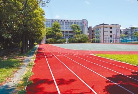 全國疫情嚴峻，學生染疫人數攀升，24日單日新增27人創下新高，圖為台北市民權國小校園空蕩蕩。（陳君瑋攝）