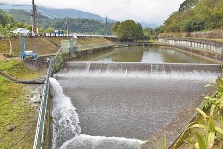 苗栗縣南庄24日下午1場驟雨，替永和山水庫帶來近40萬噸水，田美堰進水口水量明顯增多。（謝明俊攝）