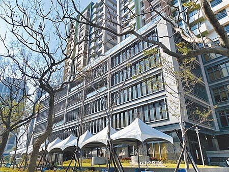 桃園住宅發展處祭出包租代管政策,租金提高到2.7萬,開放長者身障者「以屋換屋」換居。(蔡依珍攝)