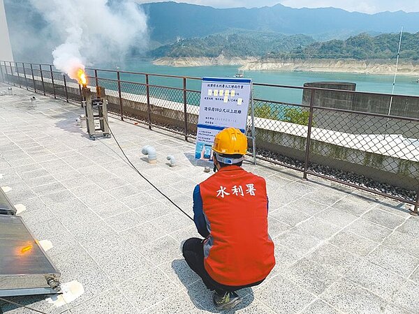 把握對流氣流,水利署人工增雨小組於曾文水庫施放燄劑。(水利署提供/劉秀芬台南傳真)