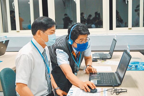 老師盯著螢幕教學，每天還要收集學生繳交的作業批改，有傷視力。（台中市政府提供／盧金足台中傳真）