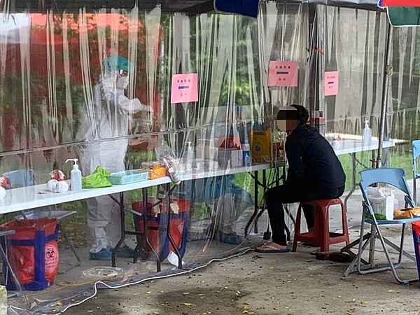 基隆市立醫院院本部成立快篩站,採預約制,有症狀、足跡重疊者優先採檢。圖/基隆市立醫院提供