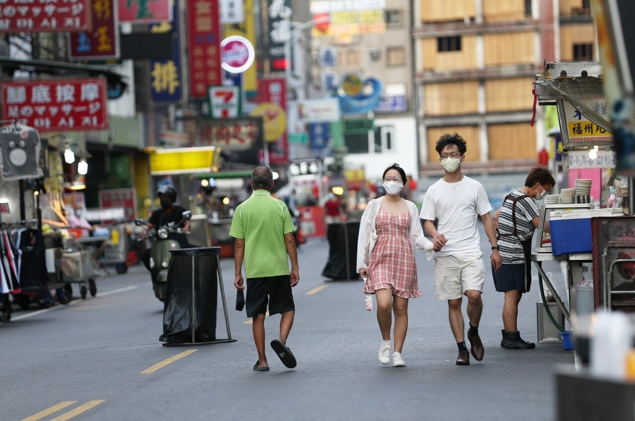 疫情對服務業衝擊大,夜市、商圈空蕩蕩,高雄市議員陳致中建議市府對民營市場、夜市、小型攤商等重災區研擬具體補貼。記者劉學聖/攝影