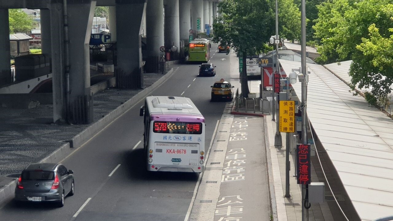 受到疫情影響，民眾自動自發封城，台北市區公車運載量大幅下降8成2。記者胡瑞玲／攝影