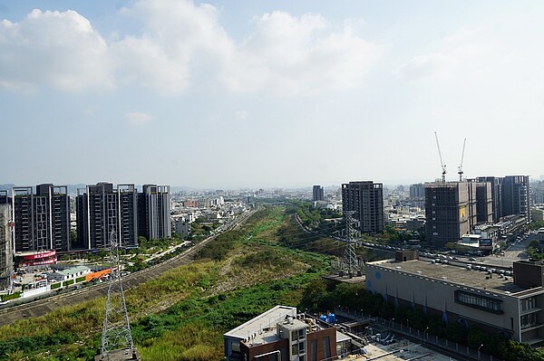 土地成本增加推升房價上升，外圍區域、蛋白區房價有上漲趨勢；台中海線區域、東勢還有台中稀有的1字頭房價，吸引頗熱買氣。圖／好房網News記者林和謙攝