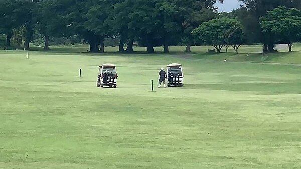 新北市淡水區一處高爾夫球場竟無視防疫規定,仍開放給民眾預約打球。圖/新北市體育處提供
