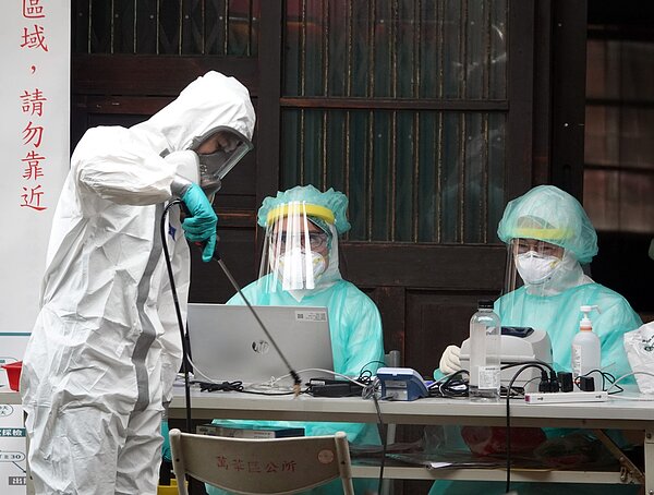 台灣新冠肺炎本土疫情嚴峻，確診個案短時間內暴增到近5000例。記者曾吉松／攝影 