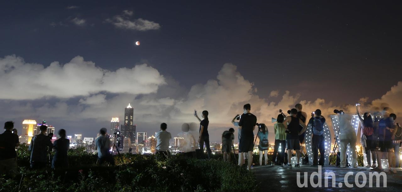 睽違24年的「月全食」天文奇景昨（26）天傍晚登場。圖／聯合資料照