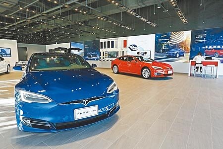 為了推動國內綠能科技，鼓勵民眾購買低汙染的車輛，財政部預告電動汽機車免徵牌照稅優惠延長4年到2025年12月底止。圖為著名的電動車大廠特斯拉在台北內湖的服務園區。（本報資料照片）