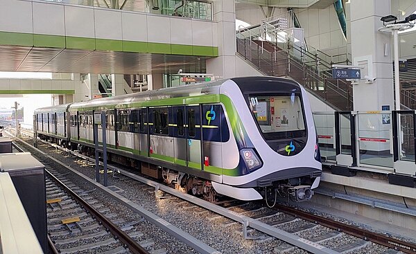 因應高鐵明天提早收班,中捷綠線今天起取消高鐵台中站0時15分的加班車,6月起也調整全線營運班距2周。圖/中捷提供