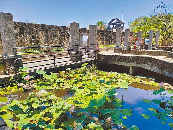 八卦山荷花池旁的水泥牆阻絕空間的穿透性,將予以拆除。 (彰化縣政府提供/吳敏菁彰化傳真)