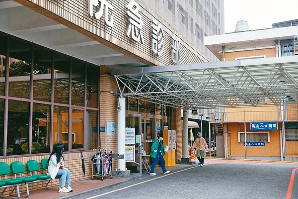 本土疫情遽增,疫情最集中的雙北兩市卻傳出病房窘迫。圖/聯合報系資料照片