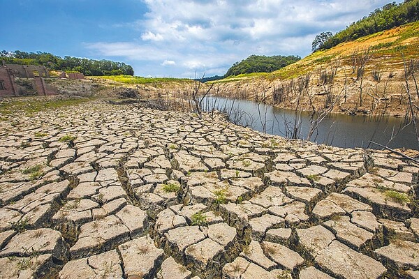 永和山水庫蓄水量剩2.7％，已快抽到底泥，水情「很緊急」。（羅浚濱攝）