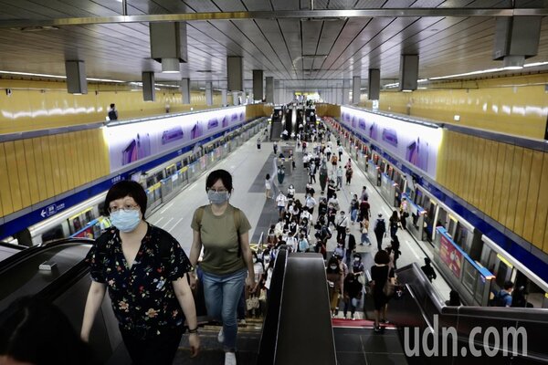 肺炎疫情嚴峻，以往在上班時間擁擠不堪的台北捷運，人潮明顯大減。聯合報系資料照／記者許正宏攝影 