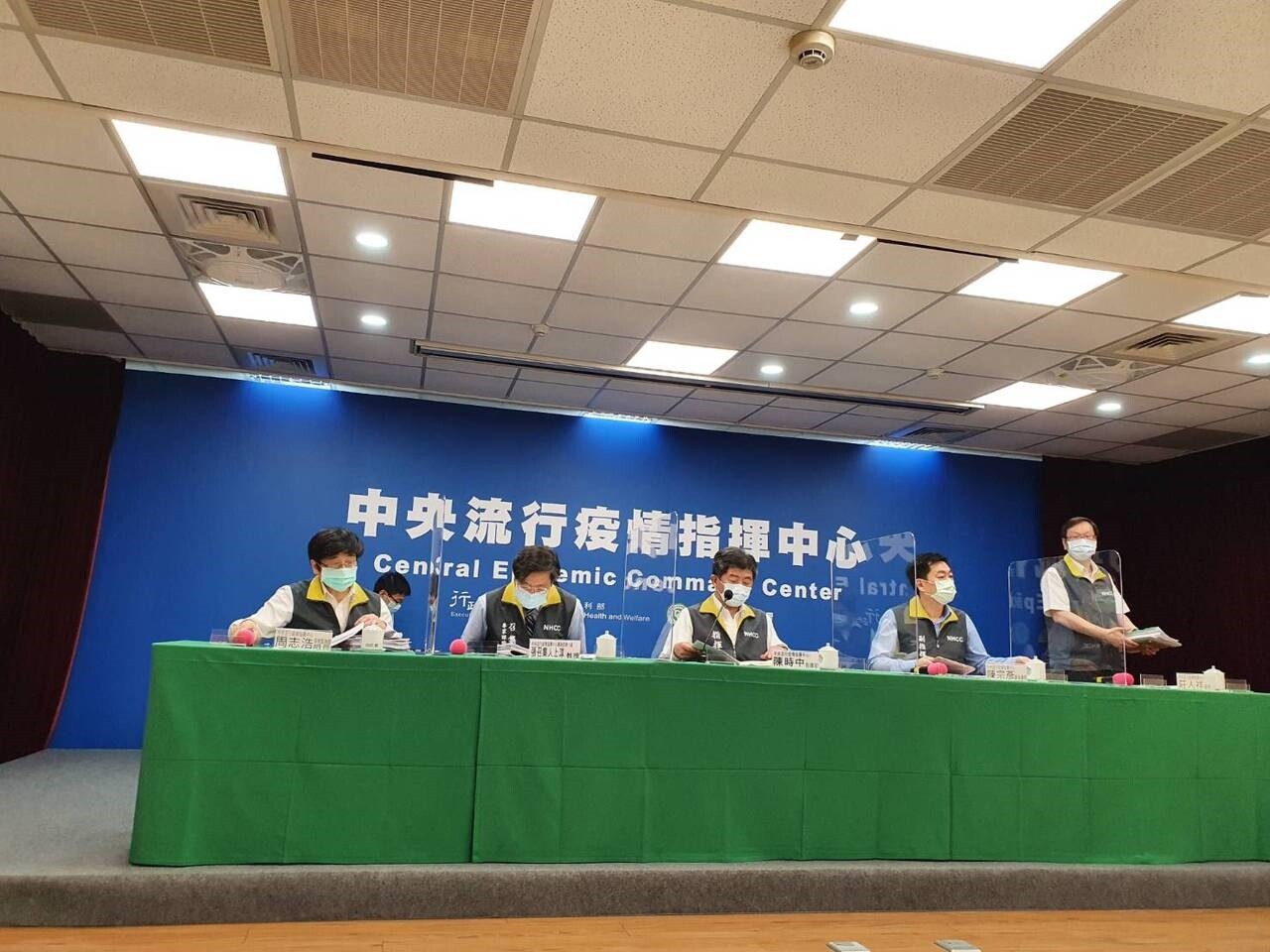 中央流行疫情指揮中心5月27日14時記者會出席名單第一排由左到右為中央流行疫情指揮中心疫情監測組組長周志浩、專家諮詢小組召集人張上淳、指揮官陳時中、副指揮官陳宗彥、發言人莊人祥,第二排為醫療應變組副組長羅一鈞、醫療應變組副組長王必勝 。記者楊雅棠/攝影